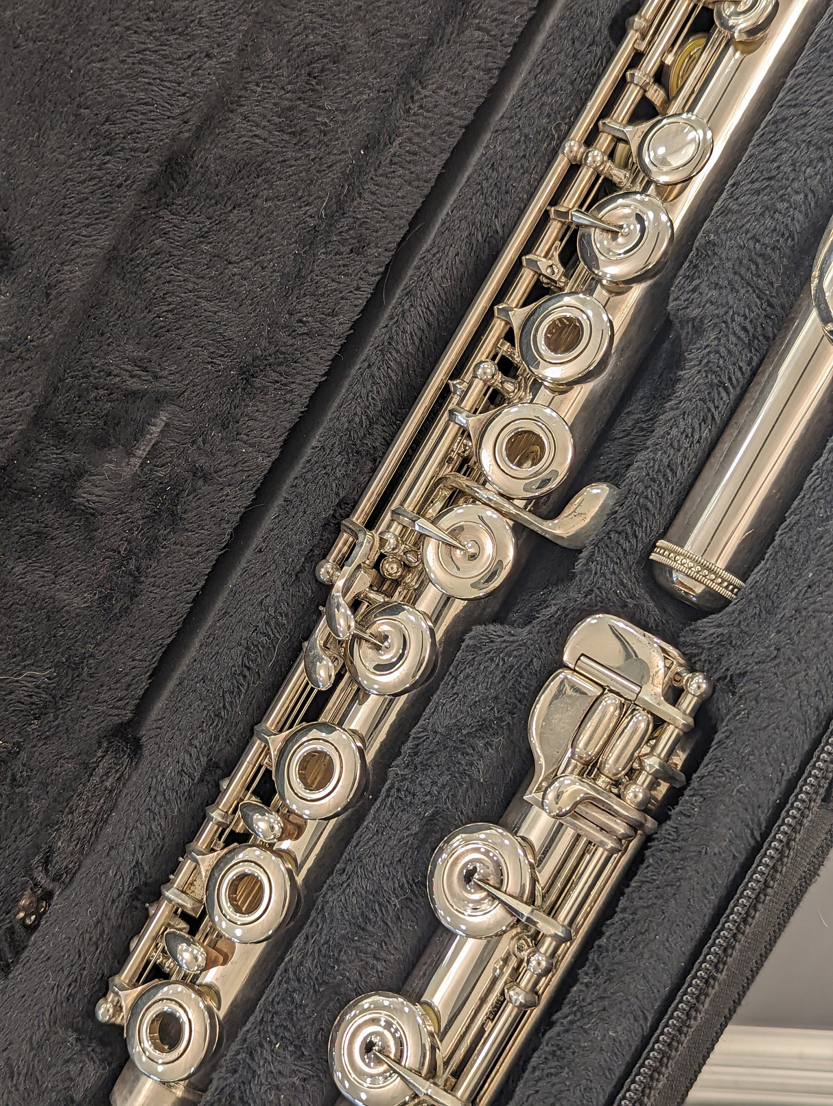 A consignment Muramastsu AD Flute - up close of keys