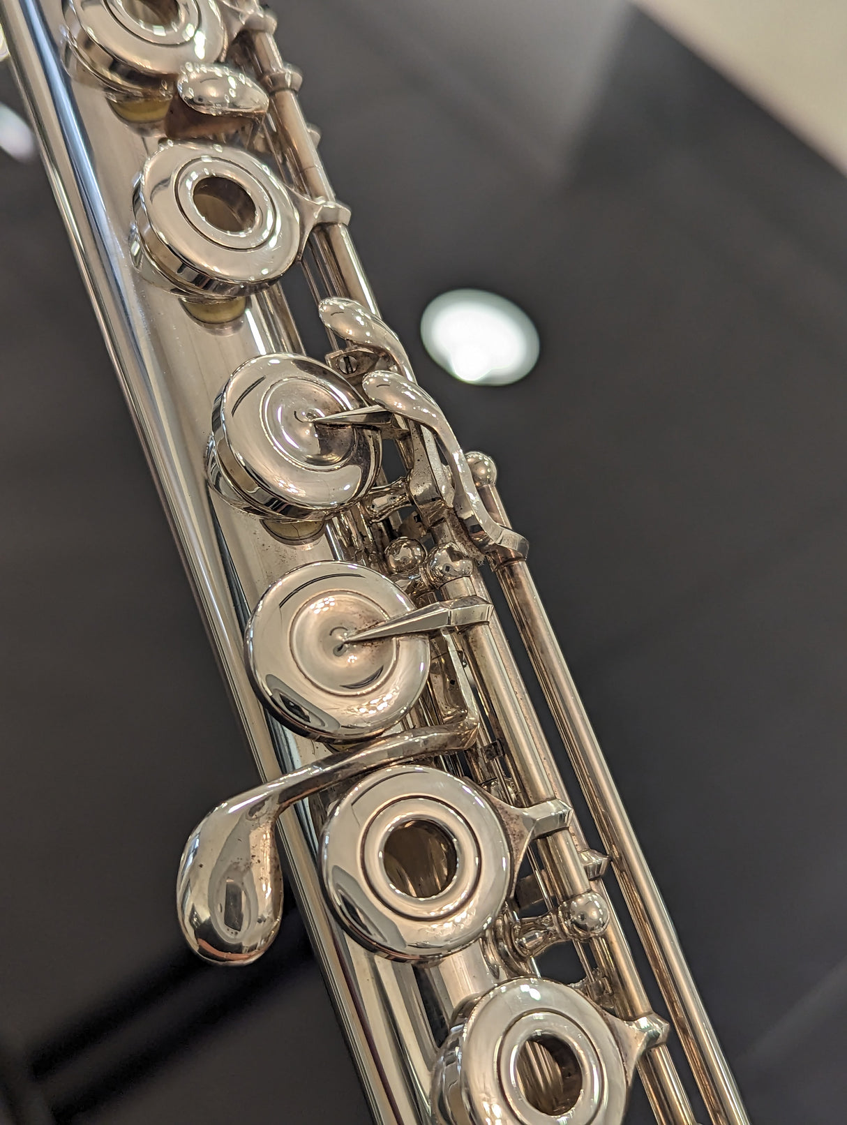 A consignment Muramastsu AD Flute - up close up keys