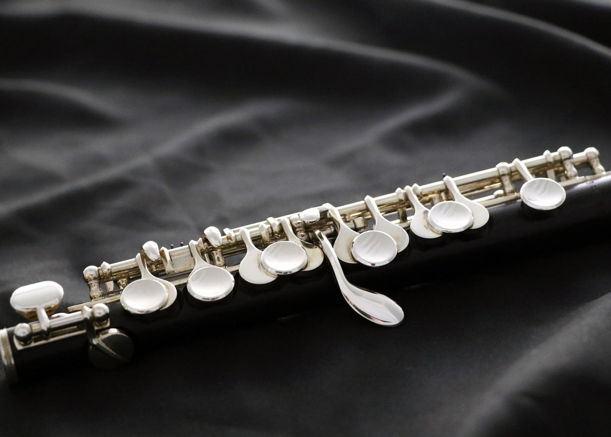 Hammig 650/2 Piccolo - close up of the keys on the body