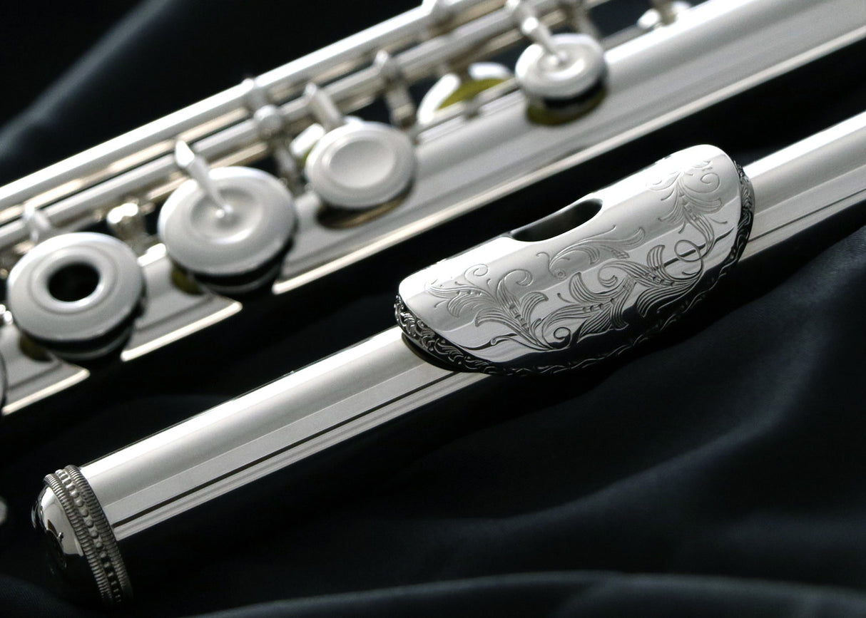 Muramatsu Plantinum Clase Flute - lip plate with engraving and the body in the background