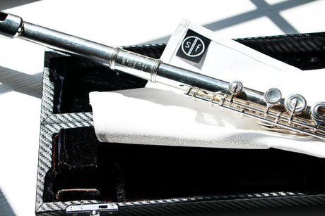 The Sempre Flute Practice Series Cleaning Cloth - Paisly Ivory